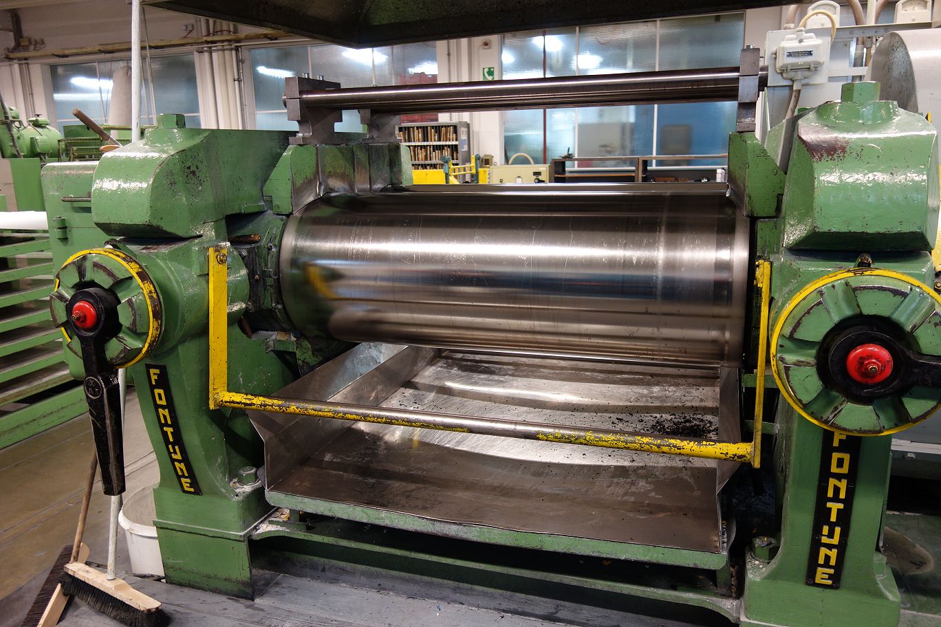 files/maschinenfotos/Walzwerk mixing mill mezcladora mezclador cilindros, melangeur cylindres Gummi rubber caoutchouc caucho Deguma 1-955-1.JPG